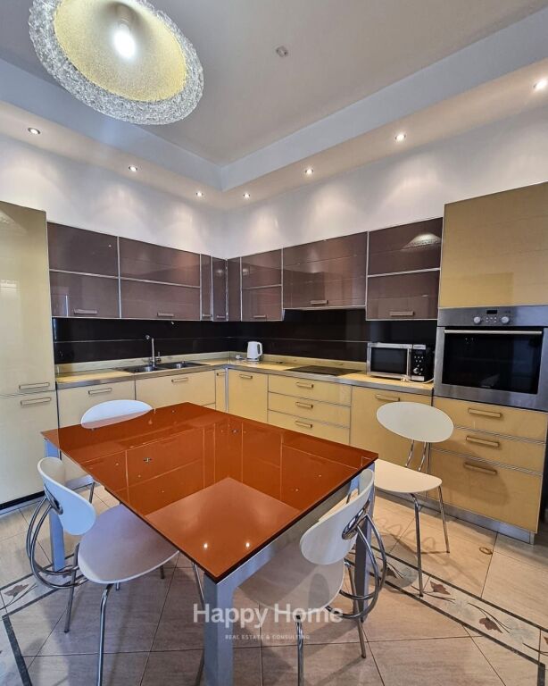 Jepet me qira super apartament ELITAR për klientë elitarë! Ne zonen e Bllokut.  👑  🏡 4+1+3 + Verandë 🌿 + Post Parkimi 🌇 Pamje fantastike &amp; luks absolut 🛋️ Arredim premium nga markat prestigjioze Fendi &amp; Scavolini ✨