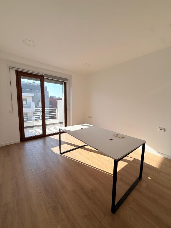 🏢 LOCALE UFFICIO IN AFFITTO – COMPLESSO DELIJORGJI 📍