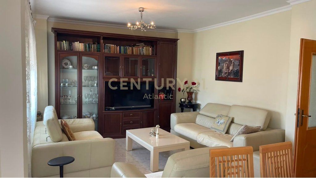 Jepet me qira apartament 3+1+2 në Lagjen Nr. 12, pranë Tregut të Fruta-Perimeve, Durres!