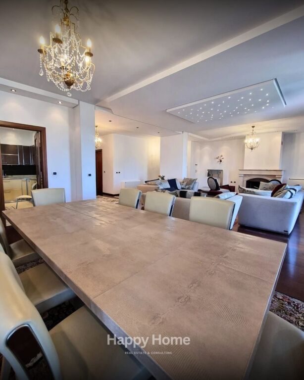 Jepet me qira super apartament ELITAR për klientë elitarë! Ne zonen e Bllokut.  👑  🏡 4+1+3 + Verandë 🌿 + Post Parkimi 🌇 Pamje fantastike &amp; luks absolut 🛋️ Arredim premium nga markat prestigjioze Fendi &amp; Scavolini ✨