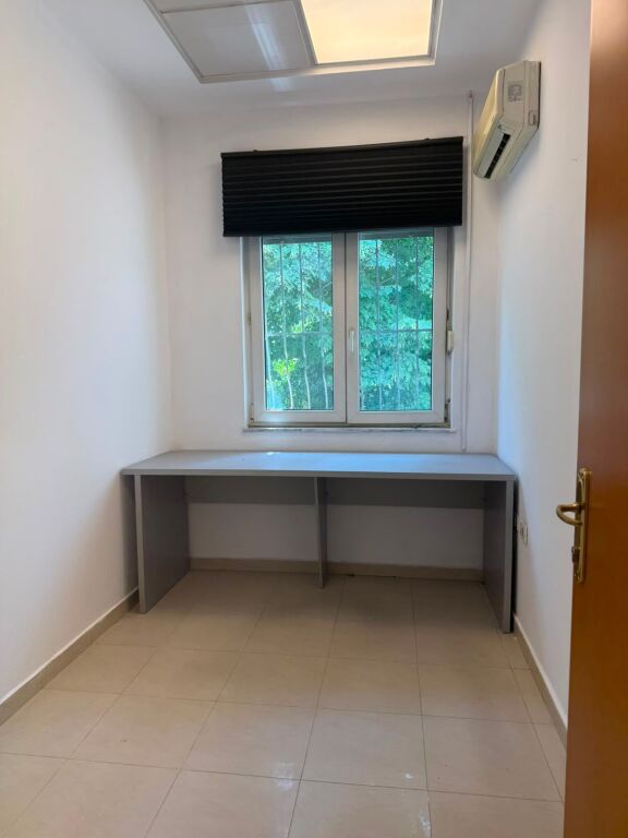 Office for sale in the center opposite Toptani, can also be adapted for an apartment