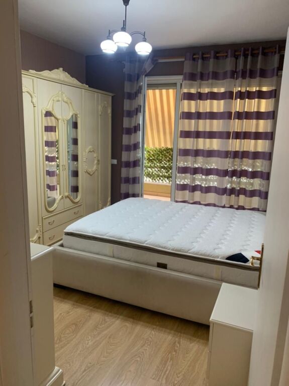 Liqeni thate jepet me qira apartment 1+1i mobiluar