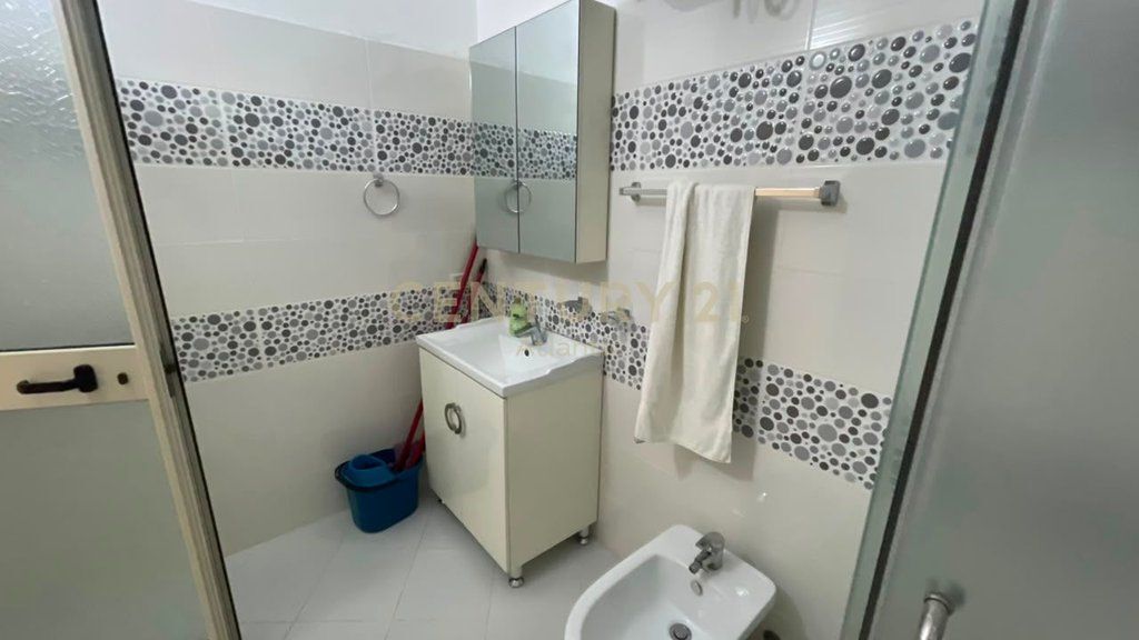Jepet me qira apartament 3+1+2 në Lagjen Nr. 12, pranë Tregut të Fruta-Perimeve, Durres!