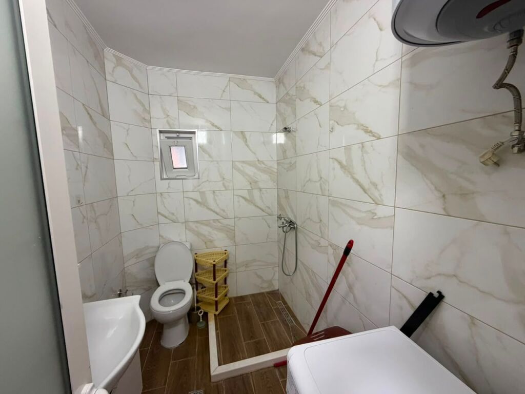 🏡 Shitet Apartament 1+1 – Laprakë (KMY)  📍 Kati 2 | Pallat ekzistues 📐 64.5 m² neto ✅ Me certifikatë pronësie 🏦 Mundësi kredie  💶 128.000 €