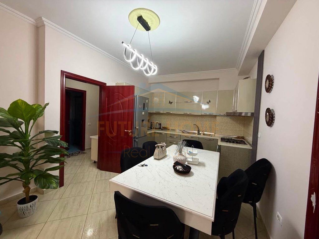 Shitet, Apartament 2+1+2, Unaza e Re.