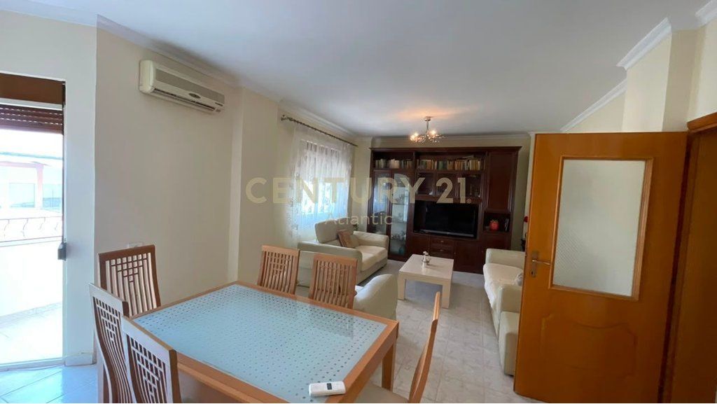 Jepet me qira apartament 3+1+2 në Lagjen Nr. 12, pranë Tregut të Fruta-Perimeve, Durres!