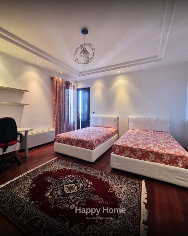 Jepet me qira super apartament ELITAR për klientë elitarë! Ne zonen e Bllokut.  👑  🏡 4+1+3 + Verandë 🌿 + Post Parkimi 🌇 Pamje fantastike &amp; luks absolut 🛋️ Arredim premium nga markat prestigjioze Fendi &amp; Scavolini ✨