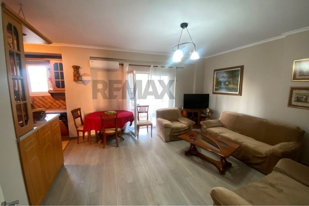 Apartament 2+1 per qera tek Rruga e Barrikadave!
