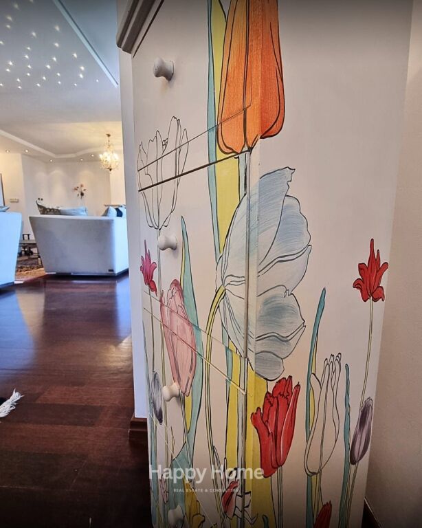 Jepet me qira super apartament ELITAR për klientë elitarë! Ne zonen e Bllokut.  👑  🏡 4+1+3 + Verandë 🌿 + Post Parkimi 🌇 Pamje fantastike &amp; luks absolut 🛋️ Arredim premium nga markat prestigjioze Fendi &amp; Scavolini ✨