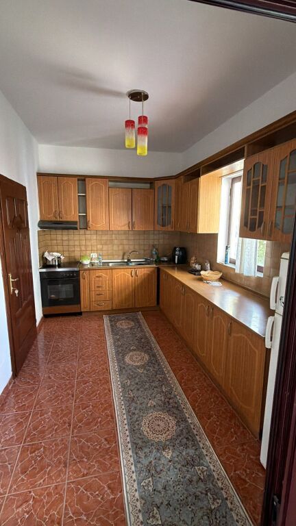 Jepet Apartament 2+1 me Qera Tek Jordan Misja, afer Market Familja ID: 5243