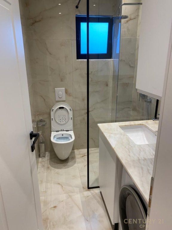 NE RRUGEN E KOSOVAREVE JAPIM ME QIRA APARTAMENT LUKSOZ 2+1