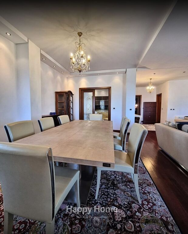 Jepet me qira super apartament ELITAR për klientë elitarë! Ne zonen e Bllokut.  👑  🏡 4+1+3 + Verandë 🌿 + Post Parkimi 🌇 Pamje fantastike &amp; luks absolut 🛋️ Arredim premium nga markat prestigjioze Fendi &amp; Scavolini ✨