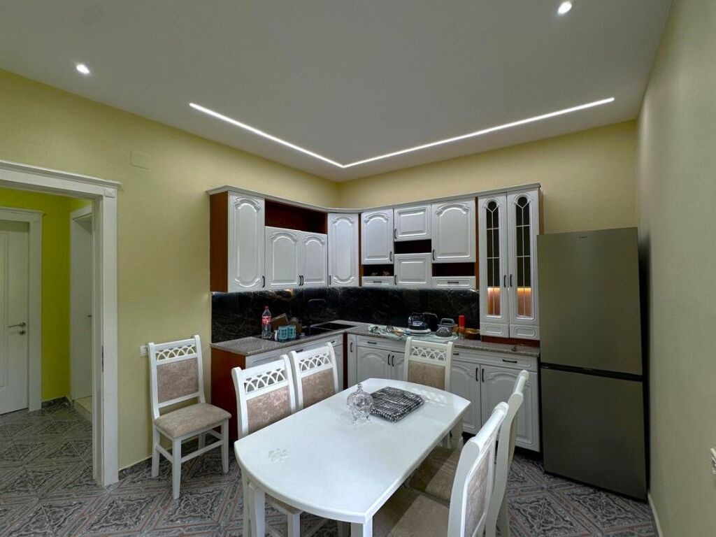 Jepet me qera apartament 3+1 | Sheshi Shqiponja