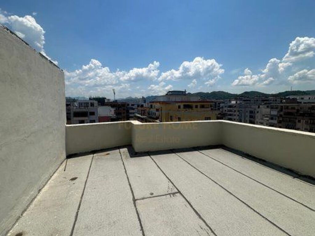 Shitet, Apartament 2+1+Verandë, Unaza e Re