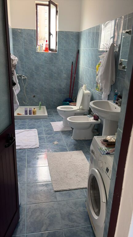 Jepet Apartament 2+1 me Qera Tek Jordan Misja, afer Market Familja ID: 5243