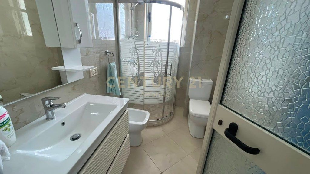 Jepet me qira apartament 3+1+2 në Lagjen Nr. 12, pranë Tregut të Fruta-Perimeve, Durres!