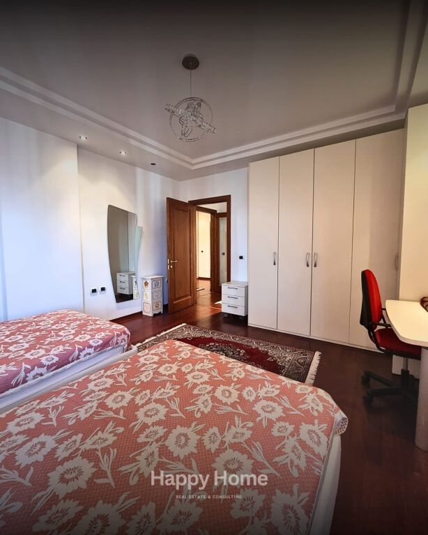 Jepet me qira super apartament ELITAR për klientë elitarë! Ne zonen e Bllokut.  👑  🏡 4+1+3 + Verandë 🌿 + Post Parkimi 🌇 Pamje fantastike &amp; luks absolut 🛋️ Arredim premium nga markat prestigjioze Fendi &amp; Scavolini ✨