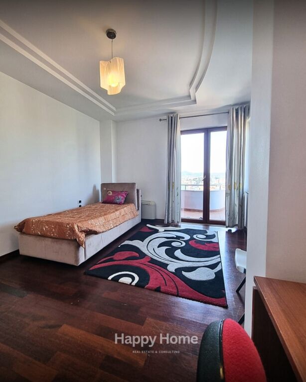 Jepet me qira super apartament ELITAR për klientë elitarë! Ne zonen e Bllokut.  👑  🏡 4+1+3 + Verandë 🌿 + Post Parkimi 🌇 Pamje fantastike &amp; luks absolut 🛋️ Arredim premium nga markat prestigjioze Fendi &amp; Scavolini ✨