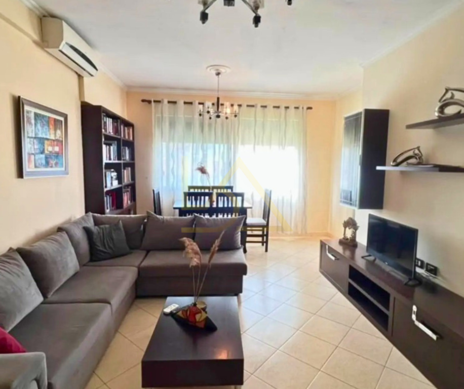 Apartament 1+1 i Mobiluar për Shitje – Fresku, Tiranë