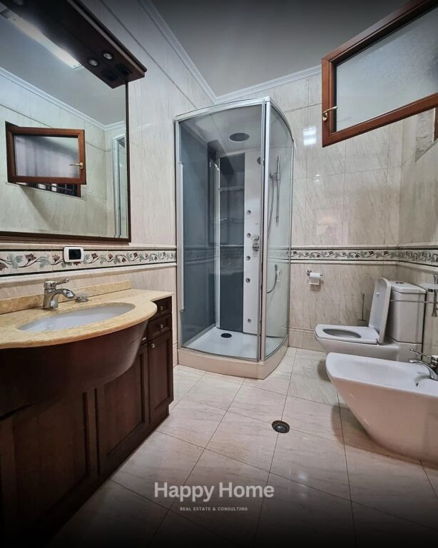 Jepet me qira super apartament ELITAR për klientë elitarë! Ne zonen e Bllokut.  👑  🏡 4+1+3 + Verandë 🌿 + Post Parkimi 🌇 Pamje fantastike &amp; luks absolut 🛋️ Arredim premium nga markat prestigjioze Fendi &amp; Scavolini ✨