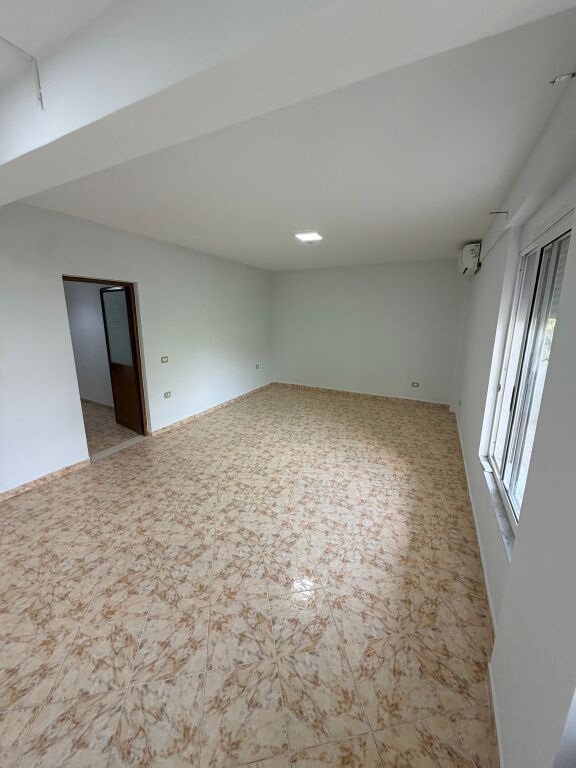 Shitet apartament prane Ish Diplomat