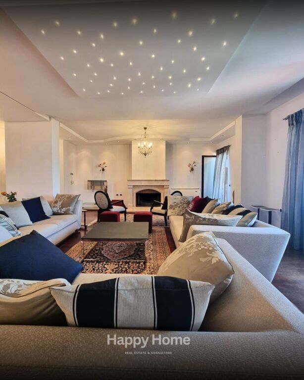 Jepet me qira super apartament ELITAR për klientë elitarë! Ne zonen e Bllokut.  👑  🏡 4+1+3 + Verandë 🌿 + Post Parkimi 🌇 Pamje fantastike &amp; luks absolut 🛋️ Arredim premium nga markat prestigjioze Fendi &amp; Scavolini ✨