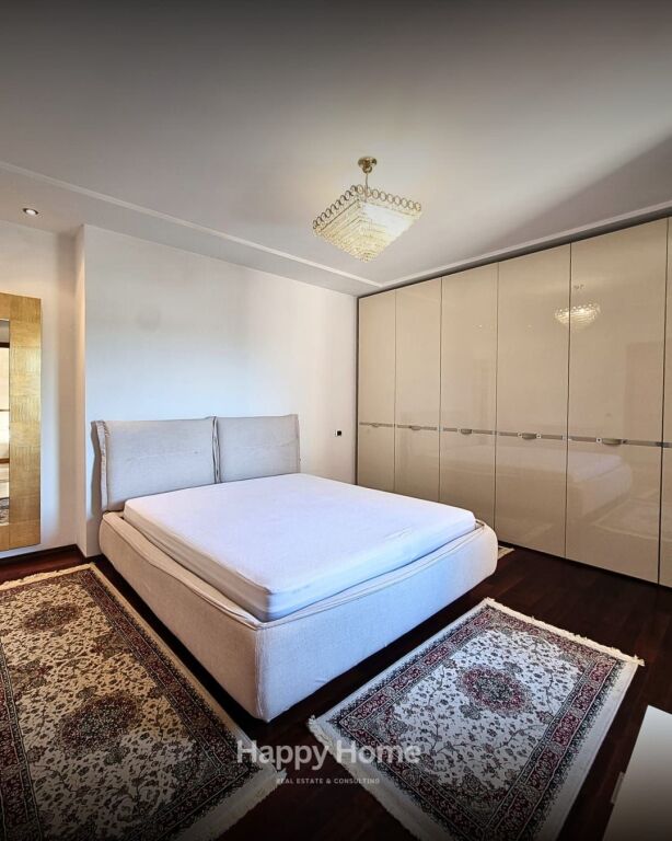 Jepet me qira super apartament ELITAR për klientë elitarë! Ne zonen e Bllokut.  👑  🏡 4+1+3 + Verandë 🌿 + Post Parkimi 🌇 Pamje fantastike &amp; luks absolut 🛋️ Arredim premium nga markat prestigjioze Fendi &amp; Scavolini ✨