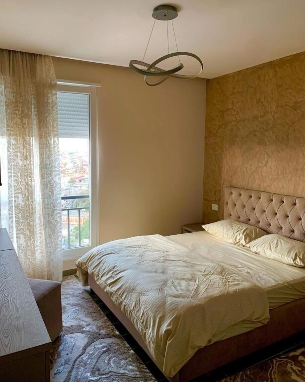 Jepet me qera - Apartament 3+1, 120 m², kati i fundit me tarracë panoramike, Rruga e Dibres