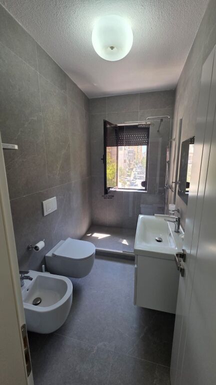 APARTAMENT ME QERA 2+1+2 RRUGA E KOSOVAREVE 90.000 LEKE FH-85666