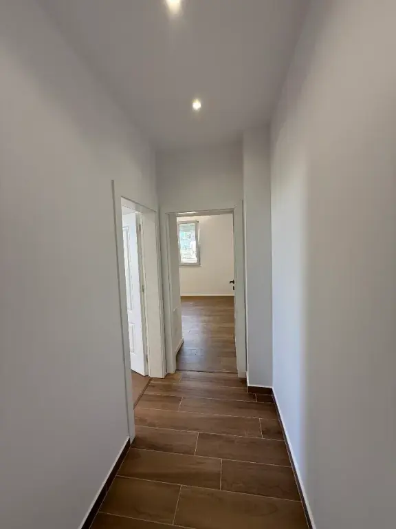 Shitet apartament 2+1 tek shkolla 4 Deshmoret, rruga Sulë Bega