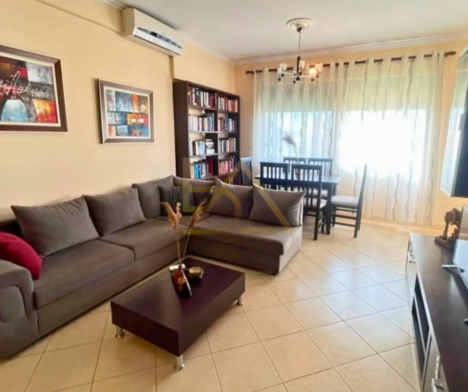 Apartament 1+1 i Mobiluar për Shitje – Fresku, Tiranë