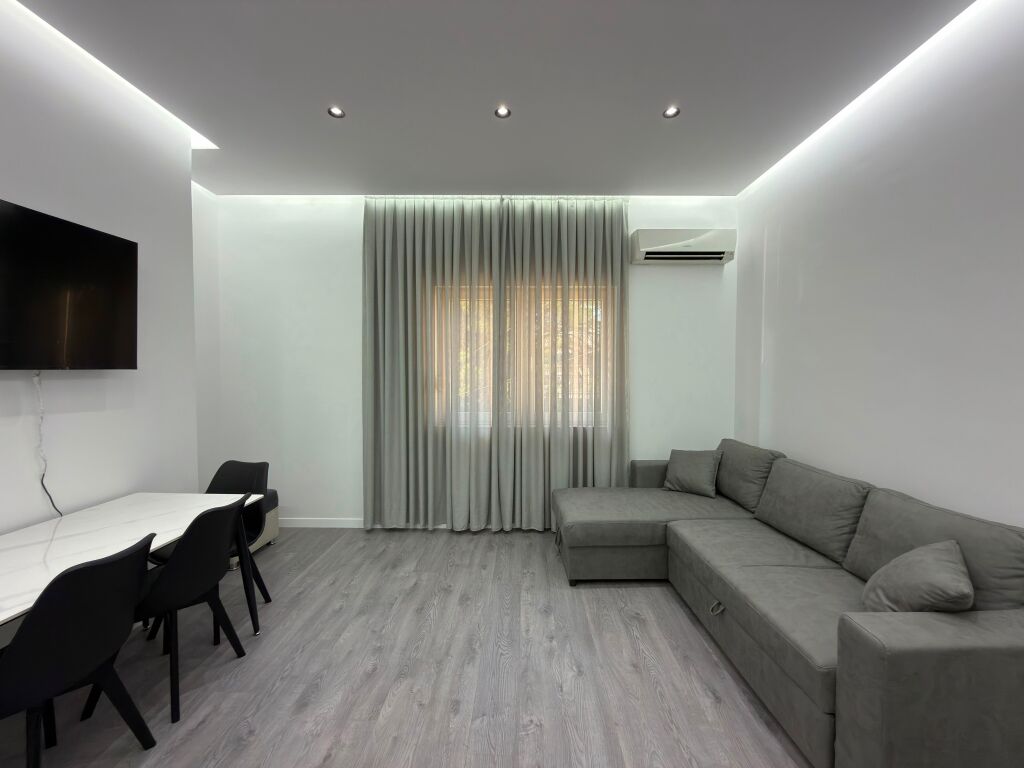 Appartamento 1+1+Balcone In Affitto Vicino allo Stadio Air Albania / Ambasciata Americana