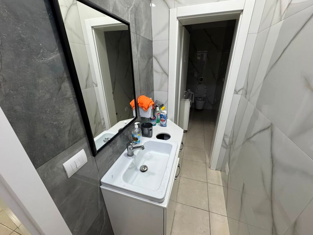 Ambient Zyre ne Rrugen e Kavajes prane Xhamis me Qera ID: 5244