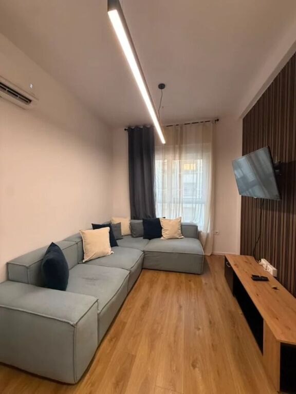 Ne zonen e Ali Demit,Rezidenca Kadiu jepet me qera apartament 2+1,i mobiluar.55,000Leke