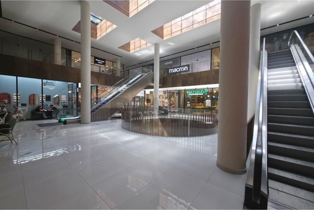 SHOP FOR RENT AT GARDEN BUILDING!
