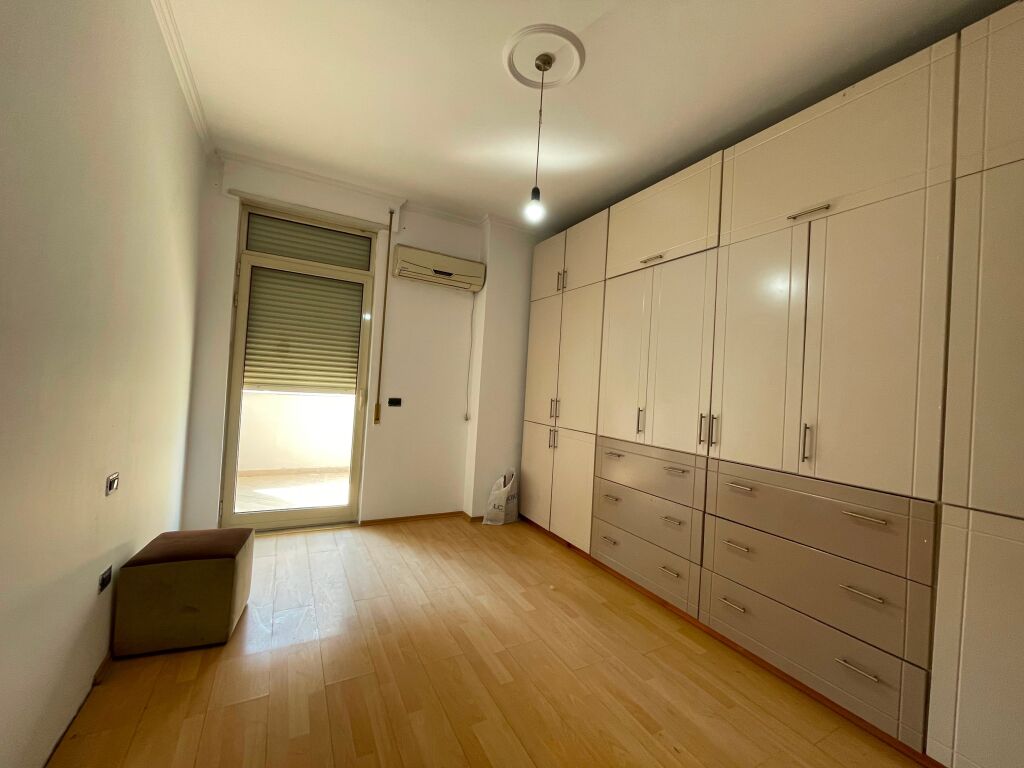 Apartament 2+1 per qira prane Gjimnazit Ismail Qemali tek Bulevardi Zhan Dark.