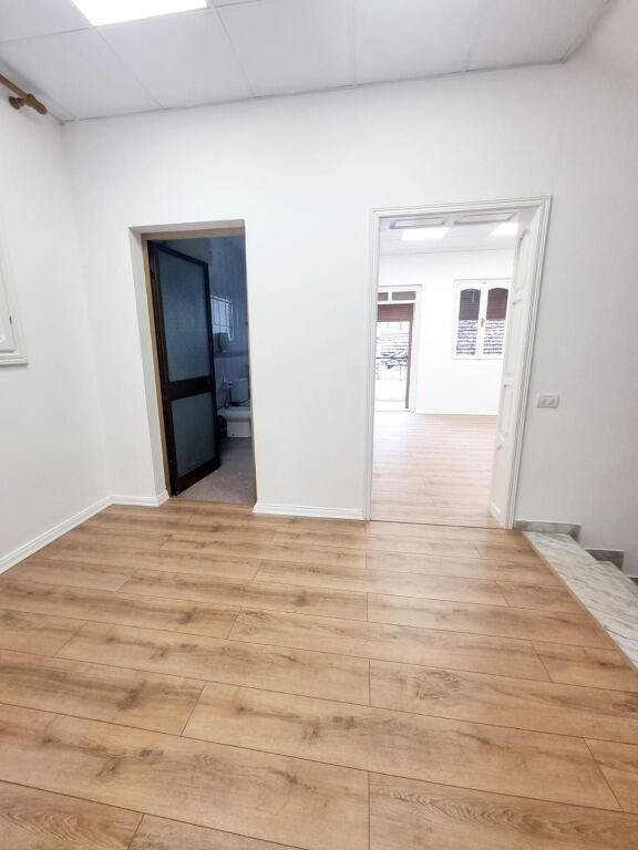 🏡 JEPET ME QIRA VILË 3-KATËSHE PRANË XHAMLLIKUT – Porcelan