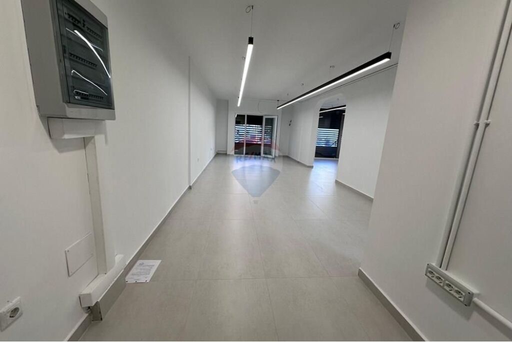 Commercial Space For Rent !
