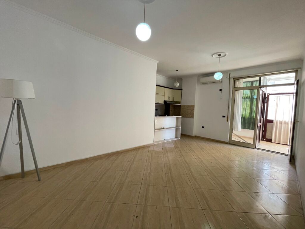 Apartament 2+1 per qira prane Gjimnazit Ismail Qemali tek Bulevardi Zhan Dark.