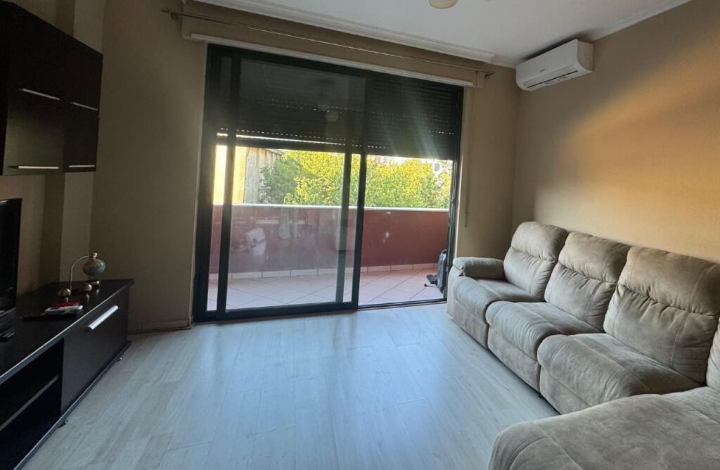 Jepet apartament 1+1+Depo me qira tek Rruga Ali Demi , prane Globe , Brryli .
