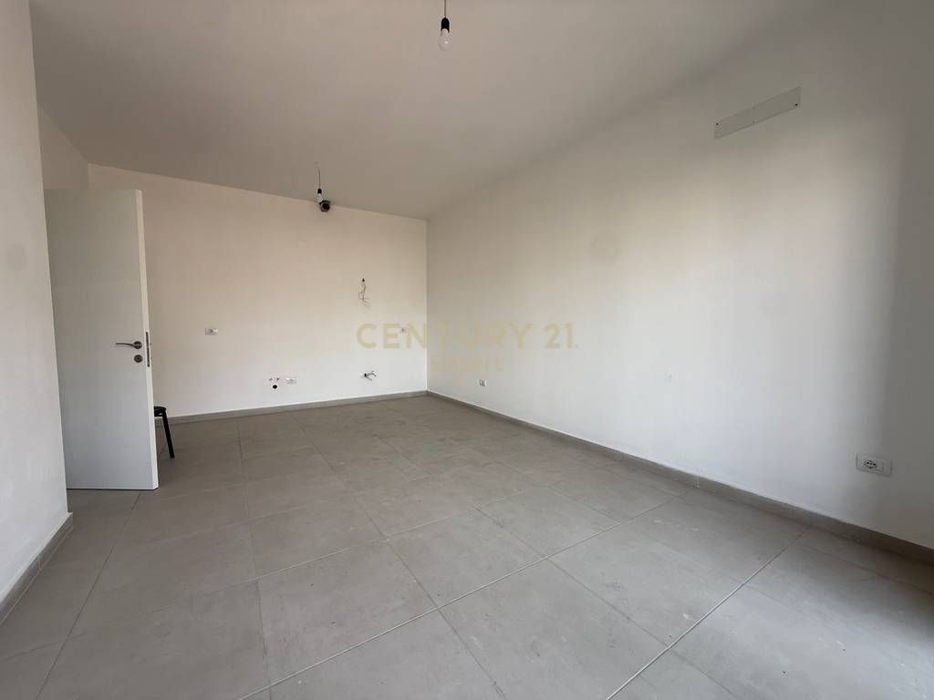 Appartamento adatto per uffici 📍 Via Barrikadave! 750 € /Mese 70.000 Lek /Mese