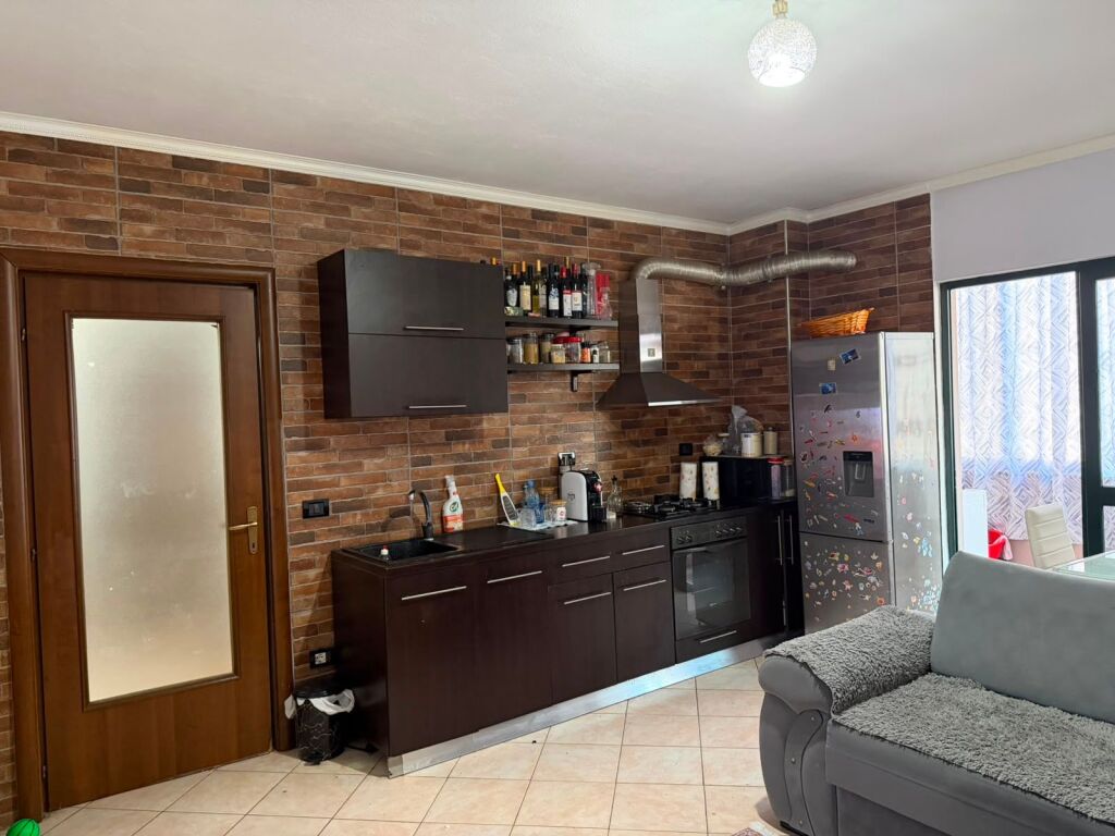 Shitet Apartament 2+1