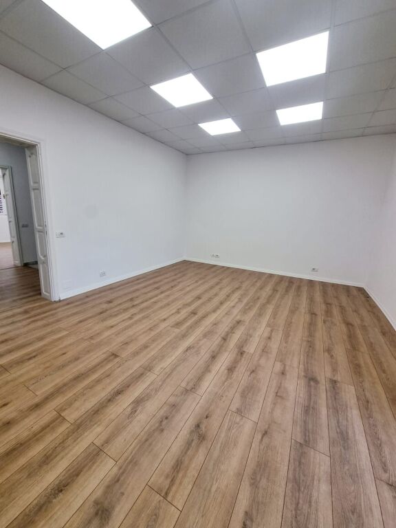 🏡 JEPET ME QIRA VILË 3-KATËSHE PRANË XHAMLLIKUT – Porcelan