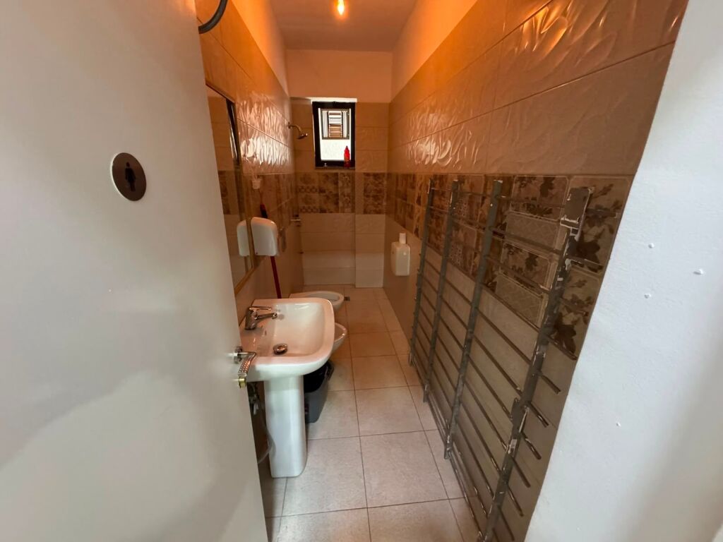 Ambient Zyre ne Rrugen e Kavajes prane Xhamis me Qera ID: 5244