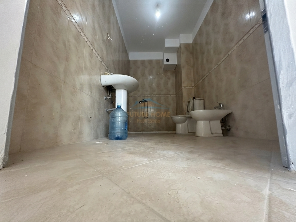 Shitet, Apartament 2+1+Verandë, Unaza e Re