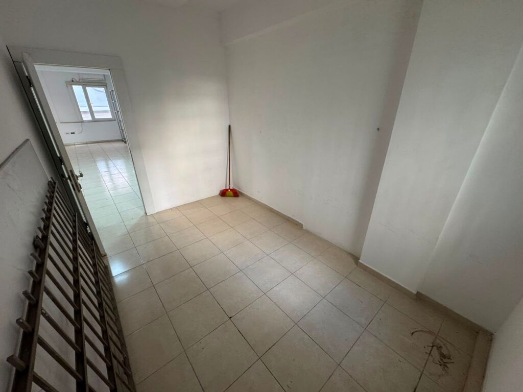 Ambient Zyre ne Rrugen e Kavajes prane Xhamis me Qera ID: 5244