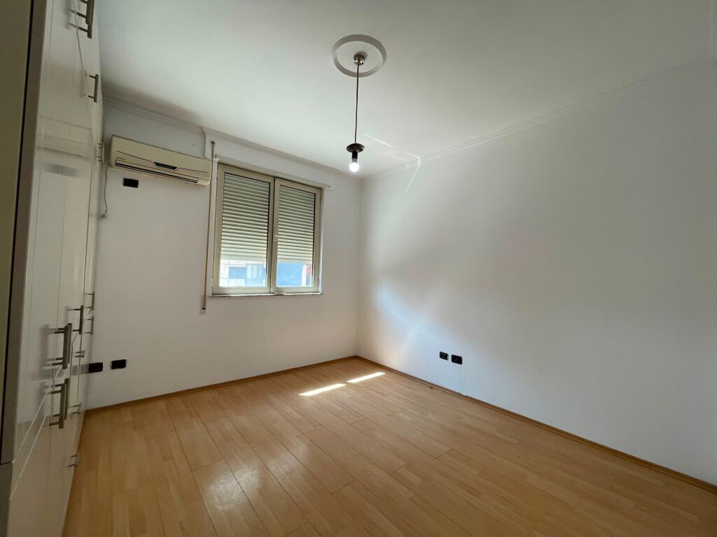 Apartament 2+1 per qira prane Gjimnazit Ismail Qemali tek Bulevardi Zhan Dark.