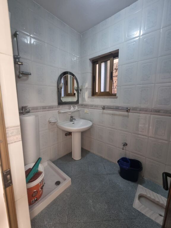 🏡 JEPET ME QIRA VILË 3-KATËSHE PRANË XHAMLLIKUT – Porcelan