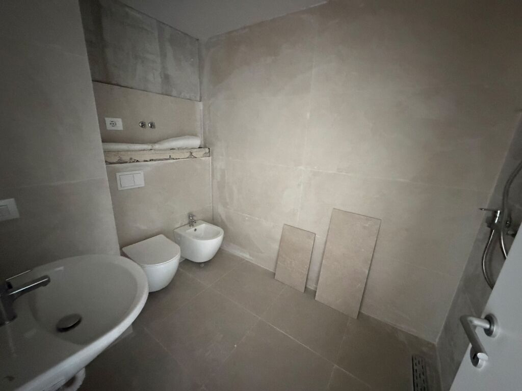 Jepet me qira apartament 3+1+2Poste Parkimi tek Kompleksi Akses