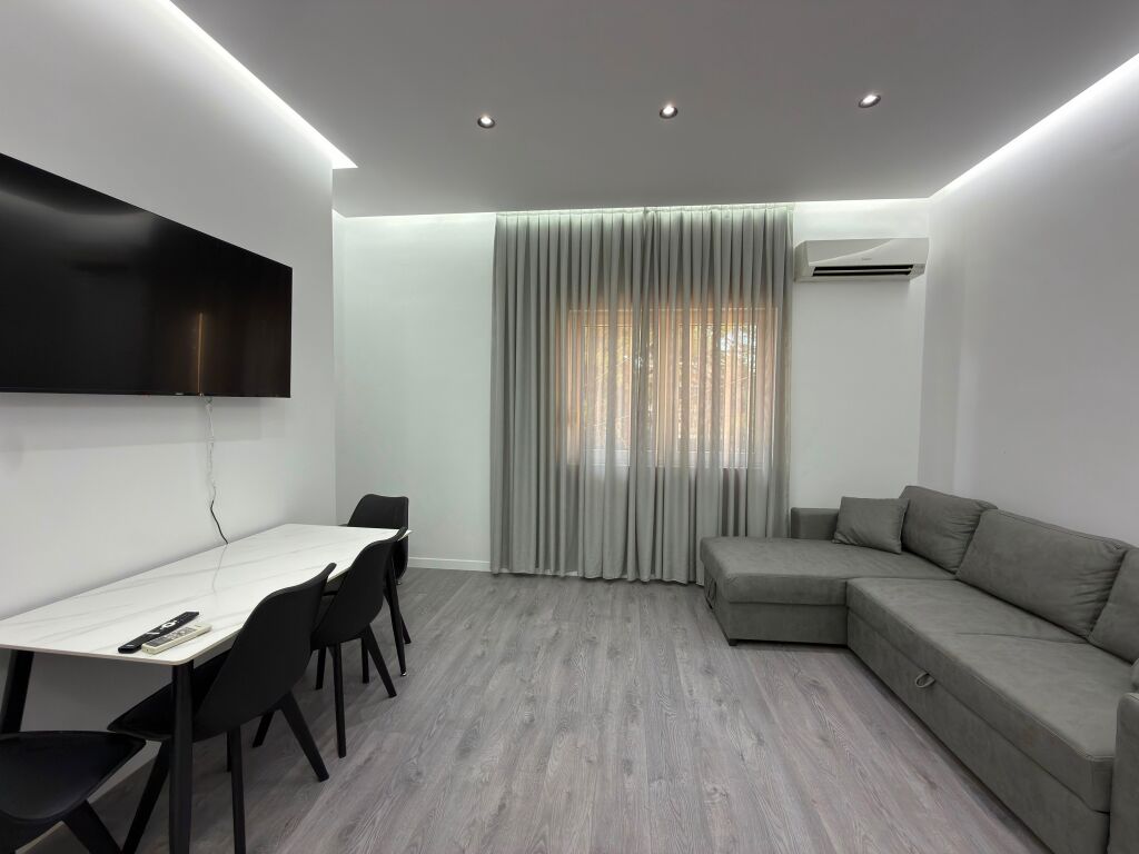 Appartamento 1+1+Balcone In Affitto Vicino allo Stadio Air Albania / Ambasciata Americana